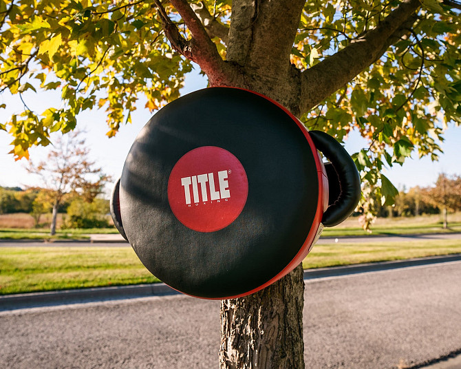 Макивара круглая TITLE Boxing Wrap-Around Stationary Punch Shield Black/Red Киев - изображение 7