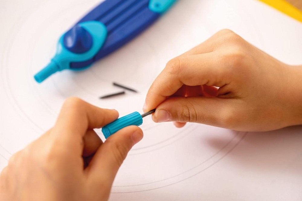 Циркуль школьный Pelikan Griffix 150 мм с грифелем точилкой защитой металлического наконечника синий Киев - изображение 9