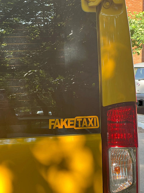 Наклейка FakeTaxi жёлтая светоотражающая на авто-м Київ - фото 4