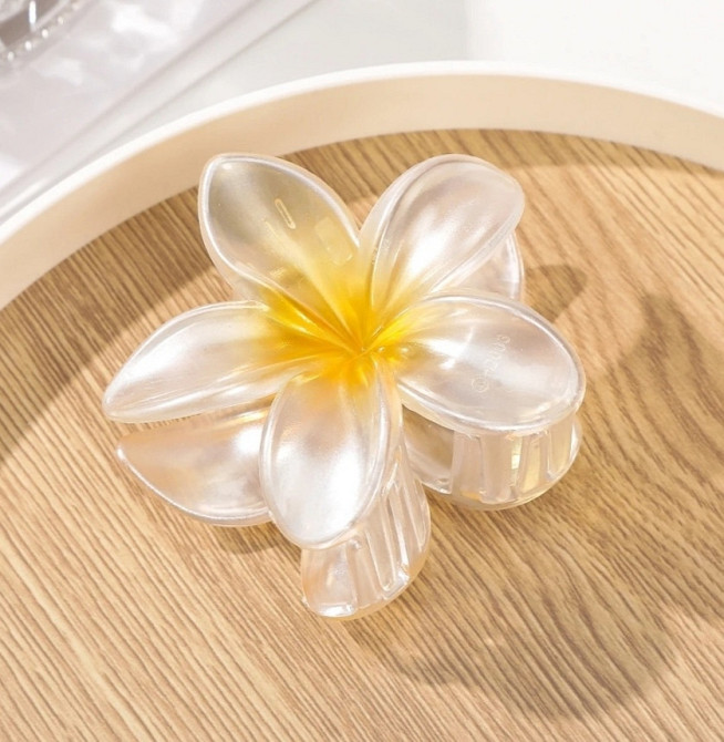 Заколка-крабік квітка Біла перламутрова з жовтою серединкою Смела - изображение 1