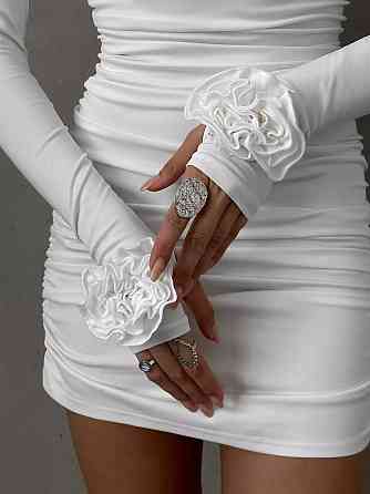 Женское облегающее праздничное мини платье с розами на рукавах микродайвинг Белый, 44/46 Одесса