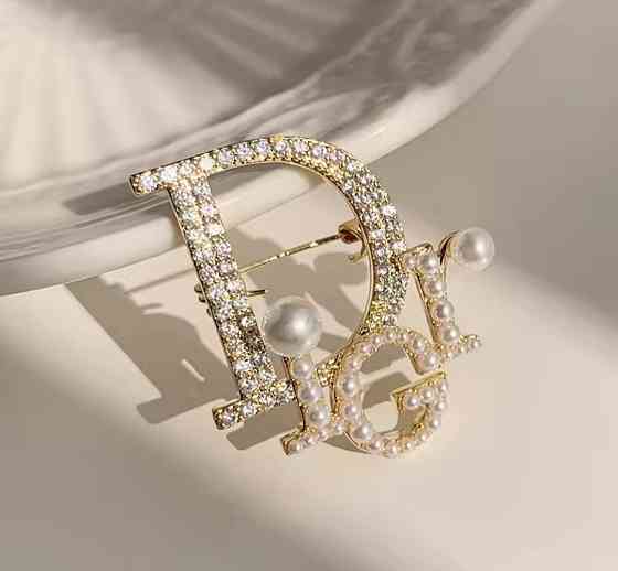 Брошка "D" Золотистий (0139) Сміла