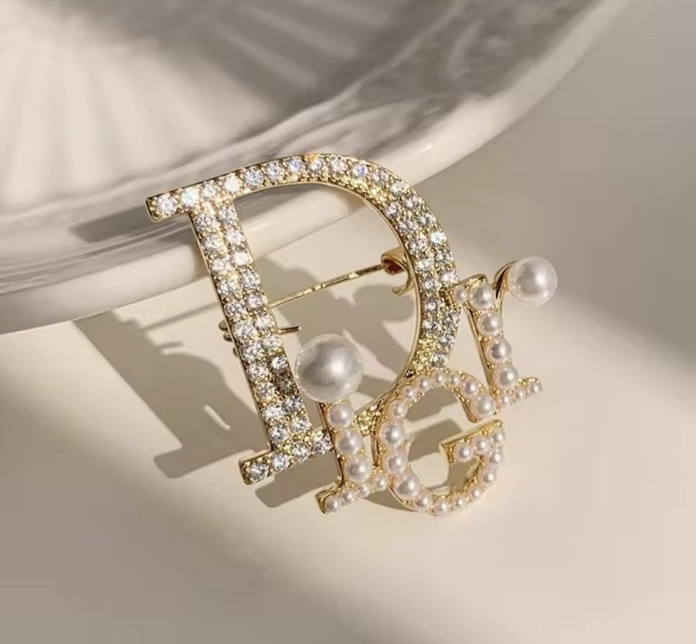 Брошка "D" Золотистий (0139) Сміла - фото 3