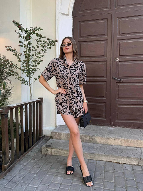 Женский легкий принтованный костюм двойка: рубашка и шорты турецкая креп-жатка Бежевый, 46 Одесса - изображение 4