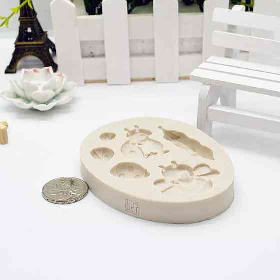 Молд силіконовий Сонечка бджола 98 на 72 мм сірий Київ