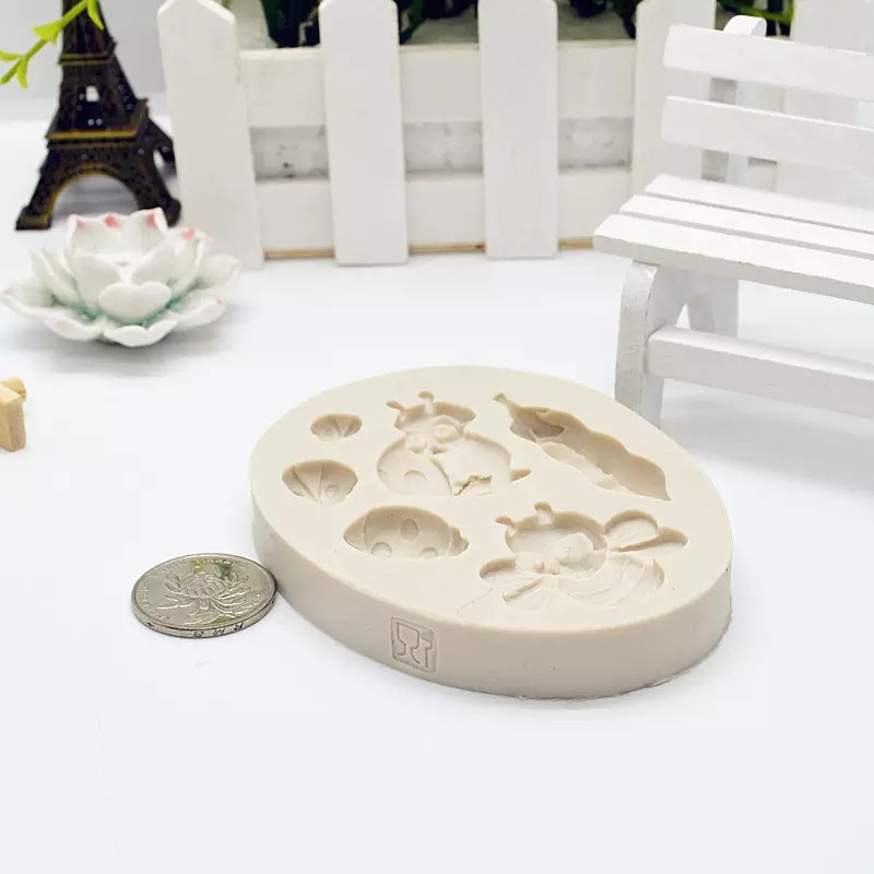 Молд силиконовый Божьи коровки пчела 98 на 72 мм серый Киев - изображение 5