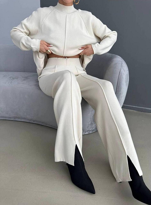 Женский базовый теплый брючный костюм двойка: свитер и штаны машинная вязка Молочный Одесса - изображение 3