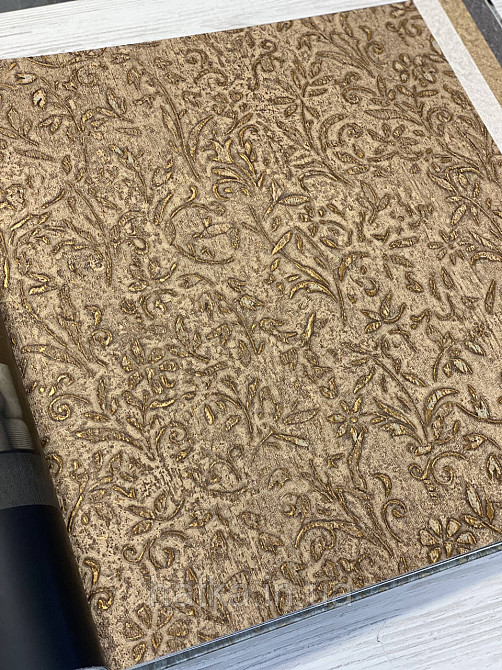 Шпалери вінілові на флізеліні Marburg Aura метрові маленькі квіти золотисті на коричневому структурні Київ - фото 2