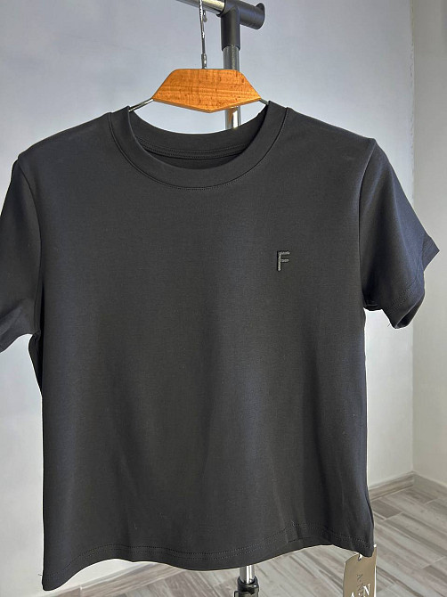 Футболка жіноча A-N 25197 вишивка літера F однотонна базова середня довжина one size, чорний, one size Київ - фото 16