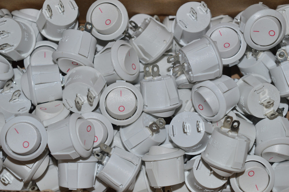 Вимикач клавішний круглий білий Полтава - фото 1