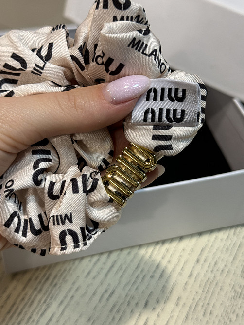 Гумка для волосся MIUMIU бежева з логотипом і написами Одеса - фото 3