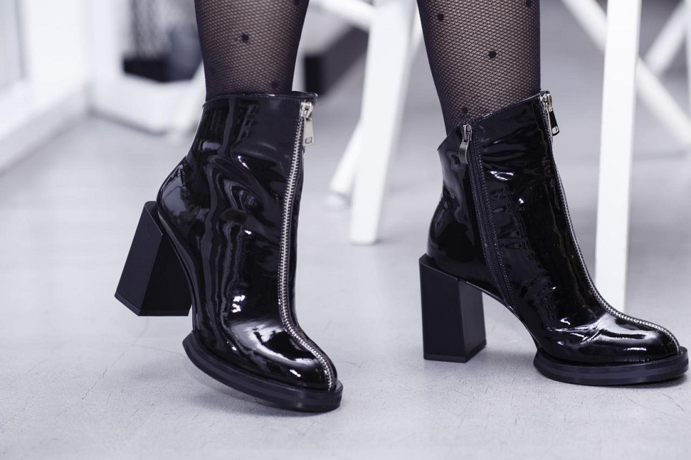 Лаковані черевики жіночі шкіряні на підборах демісезонні весна осінь, чорні на блискавці р. 37- Коломия - фото 1