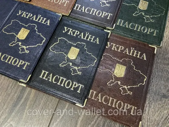 Обложка на паспорт с картой Украины и гербом Киев