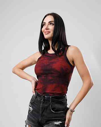 Облягаюча майка тай-дай 