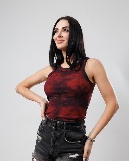 Облягаюча майка тай-дай 