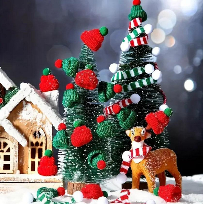 Набір із 12 мініатюрних в'язаних шапок та шарфів на Різдво - червоні та зелені, для рукоділля, прикр Київ - фото 3