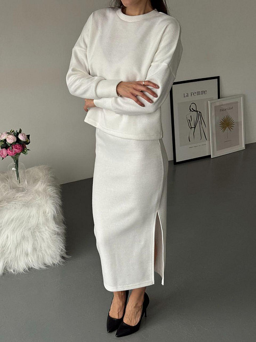 Женский стильный теплый костюм двойка с разрезом сбоку Молочный, 46/48 Одесса - изображение 1