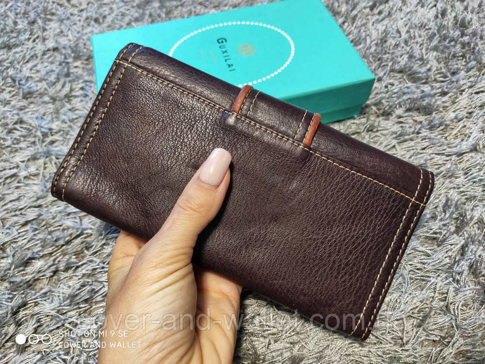 Коричневий жіночий гаманець із натуральної шкіри з хлястиком на кнопці Guxilai Київ - фото 6