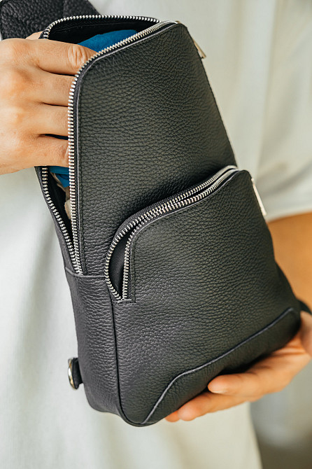 Чоловіча слінг, сумка на грудях з натуральної шкіри, вмістлена чорна сумка через плечеMasterSem Київ - фото 7