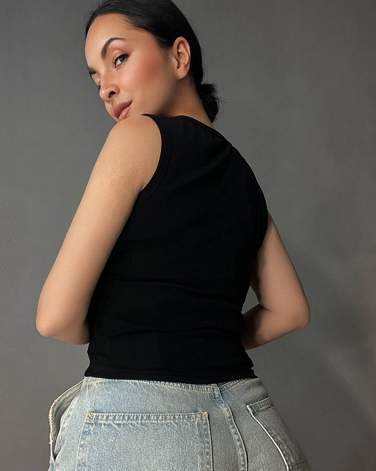 Майка женская A-N 25001 с широкими бретелями и металлическим значком буквы, черный, one size Киев - изображение 5