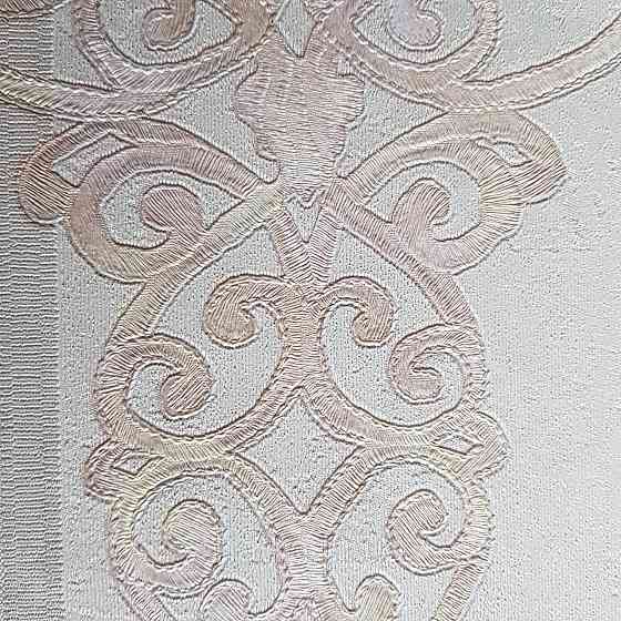 Шпалери метрові вінілові на флізелін 24 Carati Cristiana Masi вензель великий структурний рожево-бежевий Київ