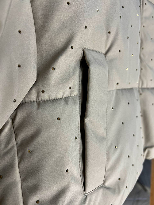 Куртка женская Haiziyuan 7165 укороченная пуффер с россыпью камешков демисезонная без капюшона оверсайз бежевая, бежевый, L Киев - изображение 10