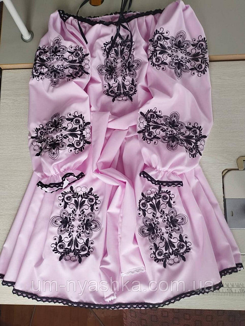 Детское вышитое розовое платье  