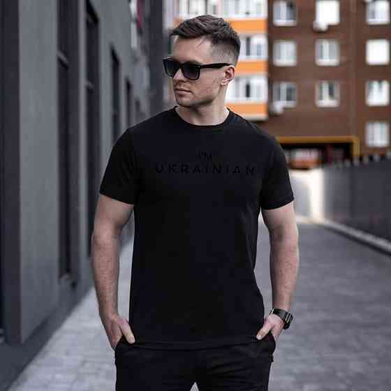 Футболка мужская однотонная чёрная Pobedov Peremoga - I'M UKRAINIAN наклейка чорна Киев