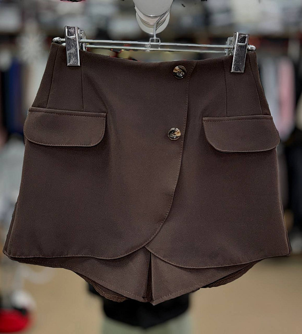 Шорты женские Ariadna 2426 короткие с юбкой на запах впереди пуговицы коричневые, коричневый, XS Киев - изображение 2