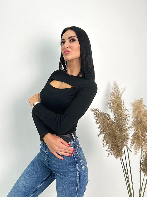 Трикотажна кофтинка з розрізом на грудях "Kiss" оптом I Норма і батал 48, Чорний Київ - фото 1