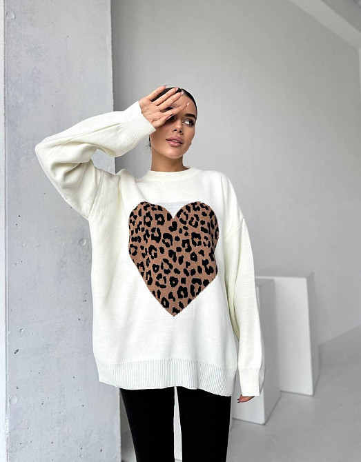 Женский стильный свитер оверсайз с леопардовым сердечком Одесса - изображение 3