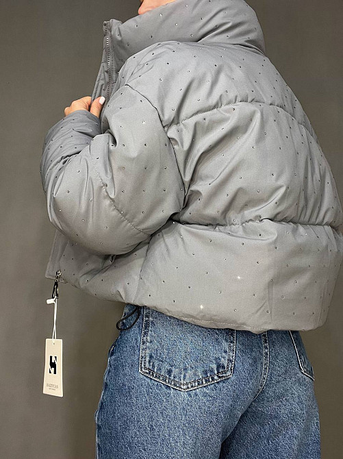 Куртка жіноча Haiziyuan 7165 укорочена пуффер з розсипом камінців демісезонна без капюшона оверсайз сіра, сірий, L Київ - фото 2
