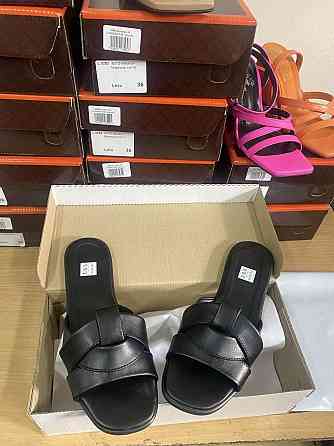 Jasmine Шльопанці жіночі з натуральної шкіри на плоскій підошві чорні Jasmine 405 р. 36-40 / Лі Коломыя