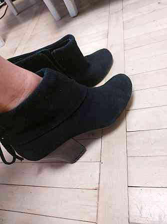 Женские ботинки короткие замшевые Б/У 38 черный Киев