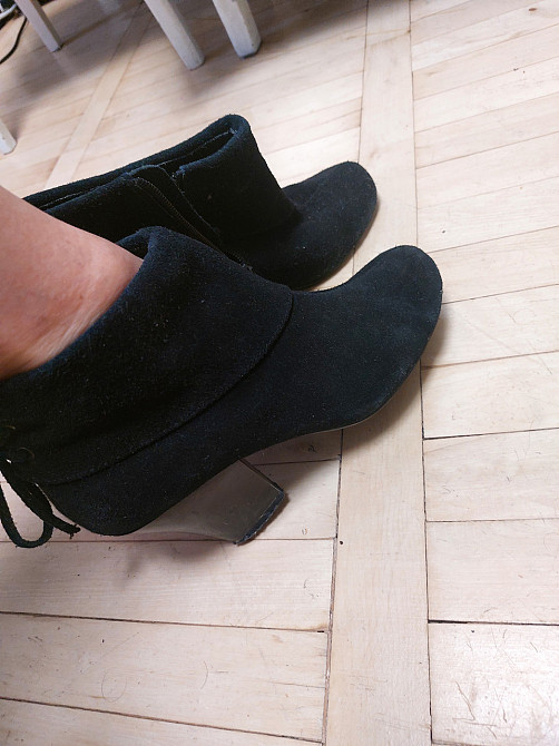 Женские ботинки короткие замшевые Б/У 38 черный Киев - изображение 1