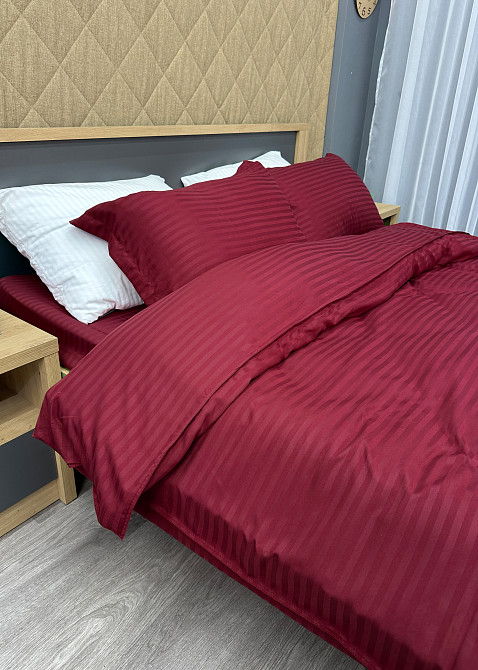 Комплект постільної білизни Страйп-сатин Сімейний з простирадлом на резинці 180х200х25, 2 підковдри 150х200, 2 наволочки 70х70 Бордовий (88-219) Київ - фото 5