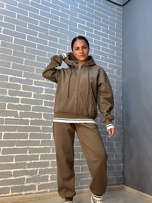 Костюм женский A-N 2743 брюки джоггеры и худи с карманами на молнии с резинка с капюшоном с белой полоской коричневый, коричневый, XL Киев - изображение 9