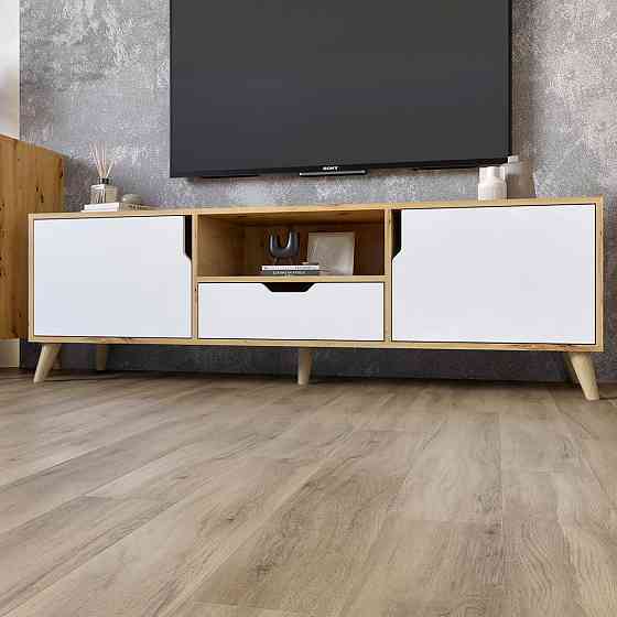 Тумба под телевизор с ножками в цвете Орех светлый М-ЗОН Борн 1600 Дуб Артизан/Нимфея Альба (белый) (MZN-031081) Львов