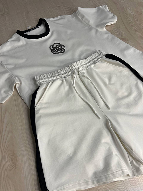 Костюм жіночий Saint Wish 385 футболка з шортами квітка камінці оверсайз білий, білий, L Київ - фото 3