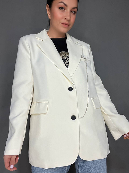 Пиджак женский Qidian 91110 оверсайз широкий крой на пуговицах с аксессуаром цепочкой one size белый, белый, one size Киев - изображение 10