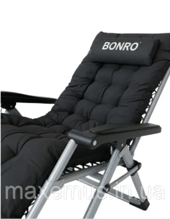 Садовый шезлонг-кресло Bonro B03 с подушкой и подставкой раскладной туристический шезлонг для отдыха черный Мостиська