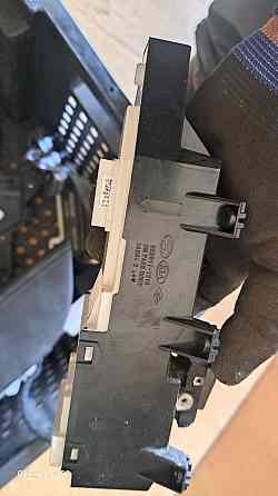 Кнопка переднього правого склопідіймача на Hyundai Santa Fe 2012-2018 років. Київ