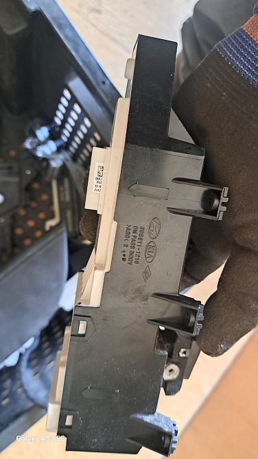 Кнопка переднього правого склопідіймача на Hyundai Santa Fe 2012-2018 років. Київ - фото 1