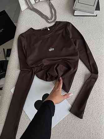 Стильний жіночий базовий лонгслів із написом і вирізом під пальчик мікродайвінг Шоколад Одеса