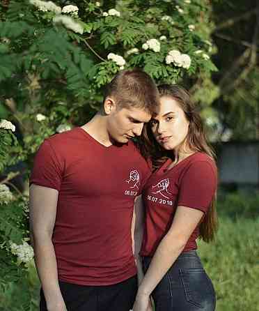 Бордові парні футболки для хлопця та дівчини з датою річини Чернівці