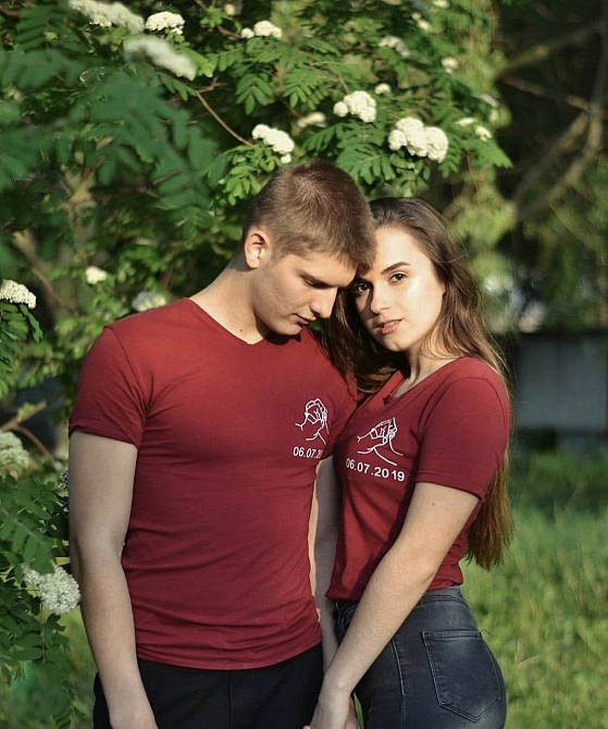 Бордові парні футболки для хлопця та дівчини з датою річини Чернівці - фото 2
