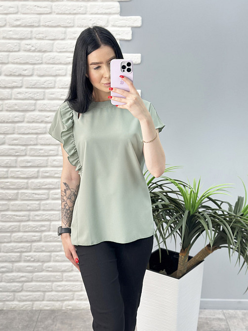 Женская блузка с оборкой 