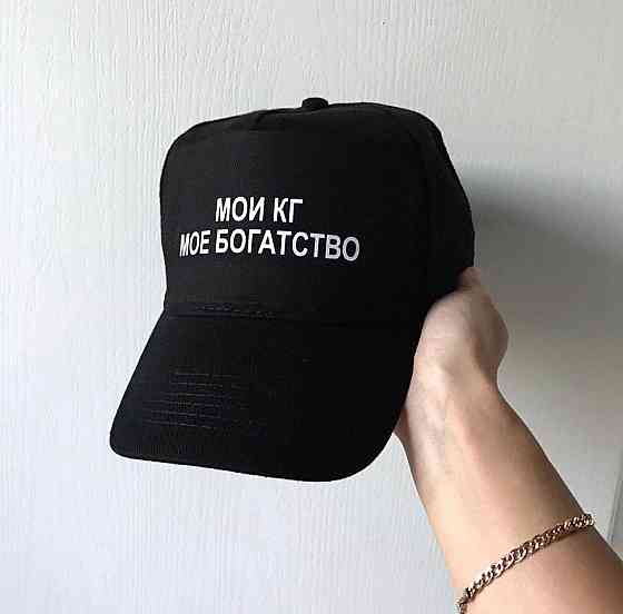 Чорна кепка з написом Чернівці