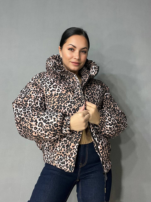 Куртка жіноча Lady Yep 9006 коротка з капюшоном леопардовий принт на резинці демісезонна світло-кори Одеса - фото 3