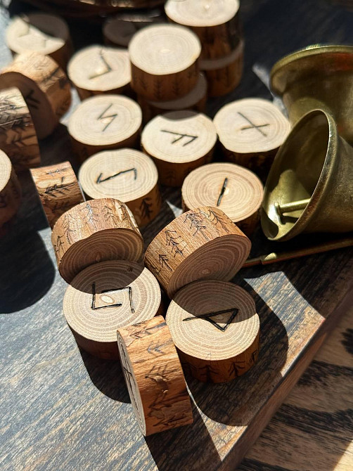 Скандинавские руны из ясеня ручной работы 